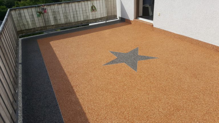 Terrasse mit neu verlegtem Natursteinteppich